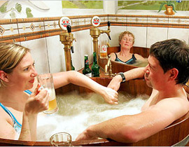 من اجل الحفاظ على صحة اجسامكم.. استحموا بالبيرة!