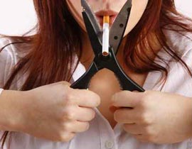 عبرة.. سيدة تحتفل سنويا بسلامتها بعد اقلاعها عن التدخين! 