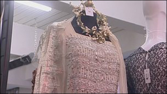 بريطانيا.. بيع فستان الزفاف التابع للملكة البريطانية الام في مزاد!