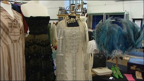 بريطانيا.. بيع فستان الزفاف التابع للملكة البريطانية الام في مزاد!