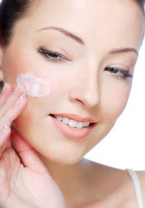  نقدم لكن ايتها السيدات.. أربعة خطوات لوجه مضيء وكله اشراقة!!