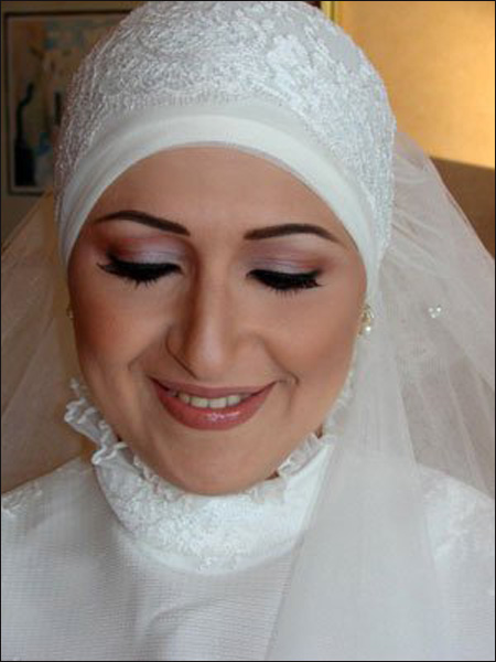 للمحجبات المقبلات على الزفاف.. اليكن مجموعة لفات طرح رائعة