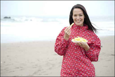 طعم البطاطا المقلية اشهى على شاطئ البحر!! طعم البطاطا المقلية اشهى على شاطئ البحر!!