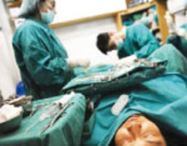 مستشفى يجري جراحة مجانية لتحويل جنس 5 اشخاص!!!