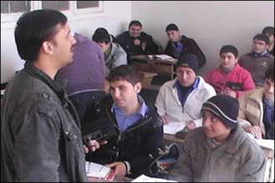 كفيف سوري يتحدى اعاقته ويعمل مدرسا للمبصرين!!