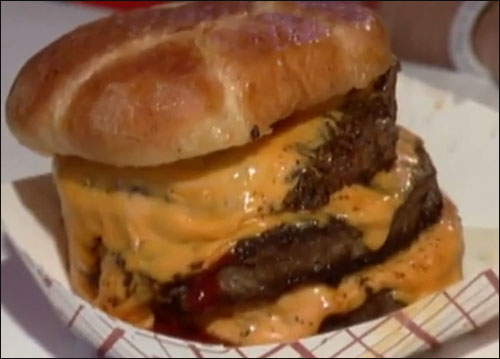 مطعم "النوبة القلبية" يصرح بان طعامه مضر والمئات يذهبون اليه! مطعم "النوبة القلبية" يصرح بان طعامه مضر والمئات يذهبون اليه!