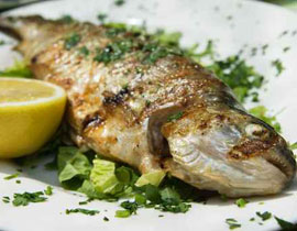 تناول السمك يقي النساء من امراض العيون المزمنة!! 