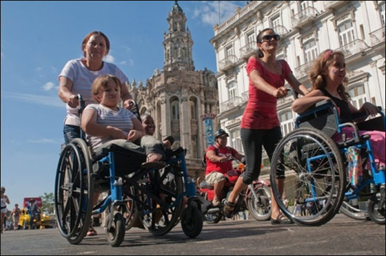 بالصور.. الالاف يحيون "ماراتون الامل" لدعم الاعاقات الجسدية! 