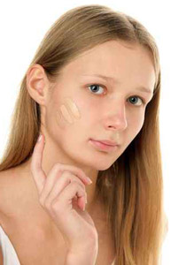 سيدتي.. هكذا تحمي مكياجك من الرطوبة والعرق!