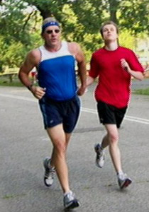 كفيف امريكي يتحدى اعاقته وينافس المبصرين في الماراثون!!