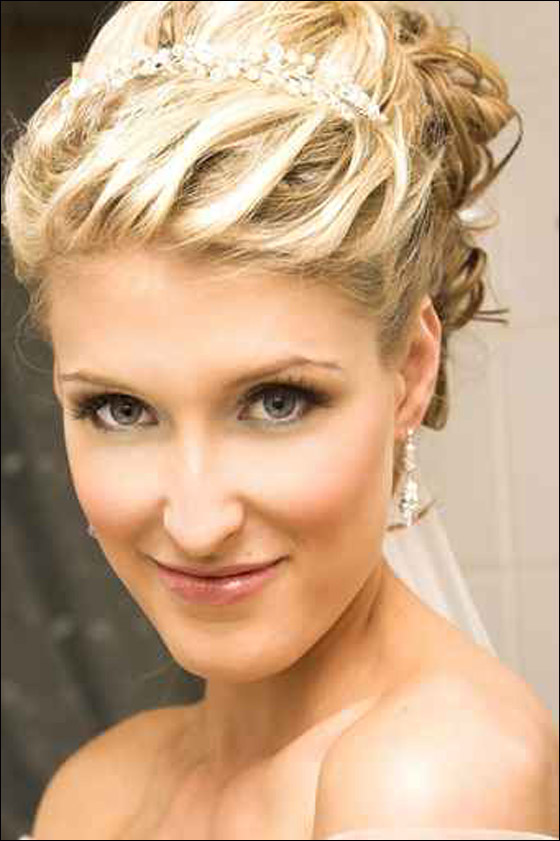 الى كل عروس.. اليك تشكيلة من التيجان لتتالقي يوم زفافك!