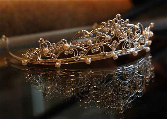 الى كل عروس.. اليك تشكيلة من التيجان لتتالقي يوم زفافك!