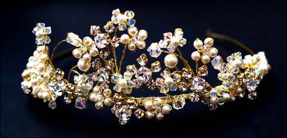 الى كل عروس.. اليك تشكيلة من التيجان لتتالقي يوم زفافك!