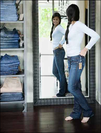 إليك.. تشكيلة مميزة من بناطلين الجينز 