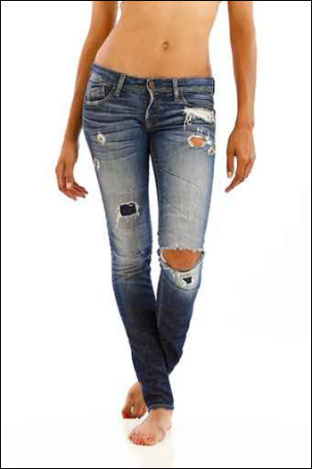 إليك.. تشكيلة مميزة من بناطلين الجينز 