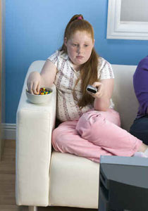 تناول الطعام امام التلفاز.. يشعرك بالجوع دوما!!