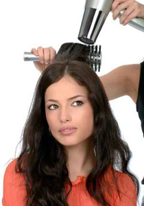 اليك سيدتي.. الطرق الصحيحة لتجفيف الشعر!!