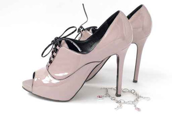 اليكن.. اروع تشكيلة من الصنادل النسائية الانيقة!!