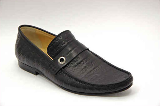 اليكم ايها الرجال.. تشكيلة احذية بالوان متنوعة!