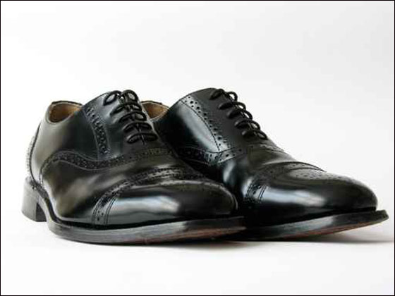 اليكم ايها الرجال.. تشكيلة احذية بالوان متنوعة!