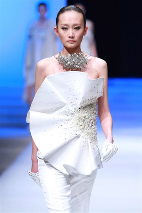 بالصور.. شاهدوا احدث تصاميم اسبوع الموضة في الصين!