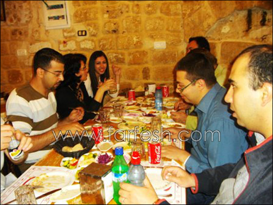 طلاب المنارة يشاركون في تجربة حوار في الظلام 