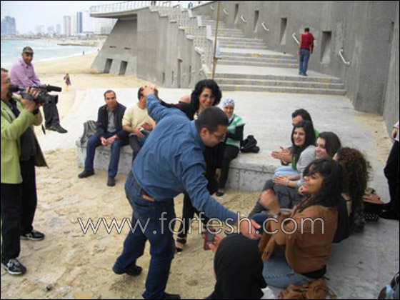 طلاب المنارة يشاركون في تجربة حوار في الظلام 