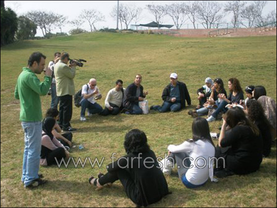 طلاب المنارة يشاركون في تجربة حوار في الظلام 