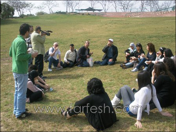 طلاب المنارة يشاركون في تجربة حوار في الظلام 