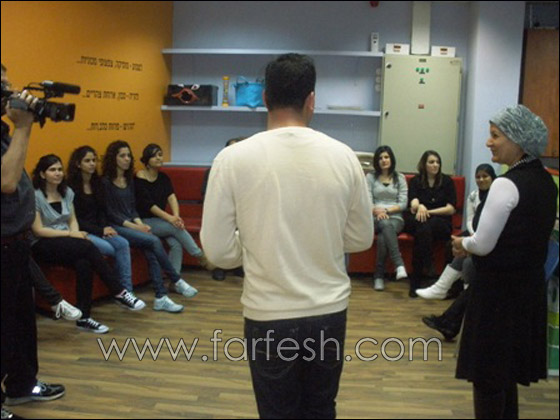 طلاب المنارة يشاركون في تجربة حوار في الظلام 