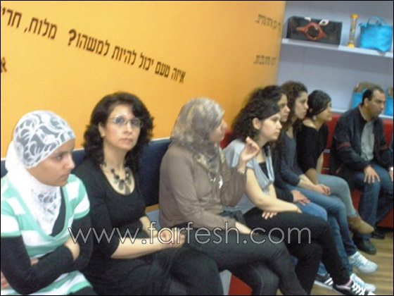 طلاب المنارة يشاركون في تجربة حوار في الظلام 