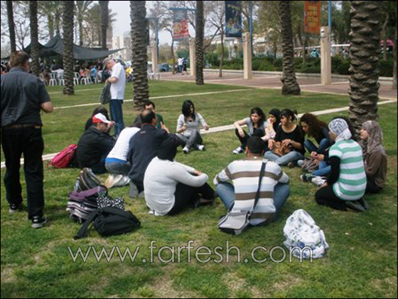 طلاب المنارة يشاركون في تجربة حوار في الظلام 