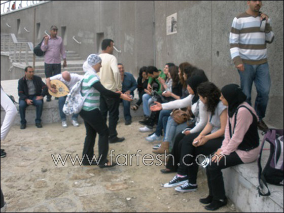 طلاب المنارة يشاركون في تجربة حوار في الظلام 