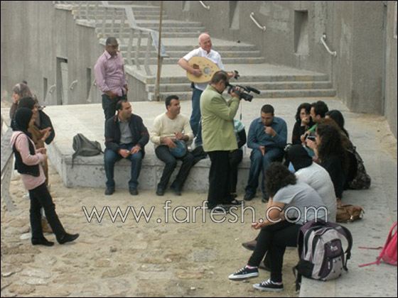 طلاب المنارة يشاركون في تجربة حوار في الظلام 