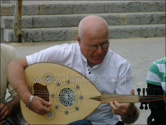 طلاب المنارة يشاركون في تجربة حوار في الظلام 