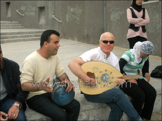 طلاب المنارة يشاركون في تجربة حوار في الظلام 