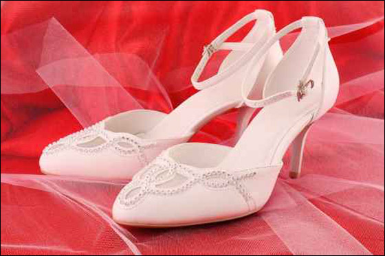 للمقبلات على الزواج.. تشكيلة رائعة من احذية العرائس!