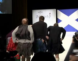 بالفيديو.. المشاهير يكشفون عن مؤخرتهم خلال عرض ازياء!! 