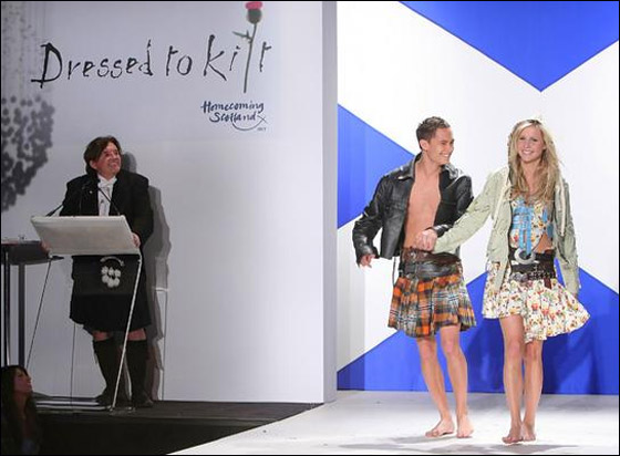 بالفيديو.. المشاهير يكشفون مؤخرتهم خلال عرض ازياء!! 