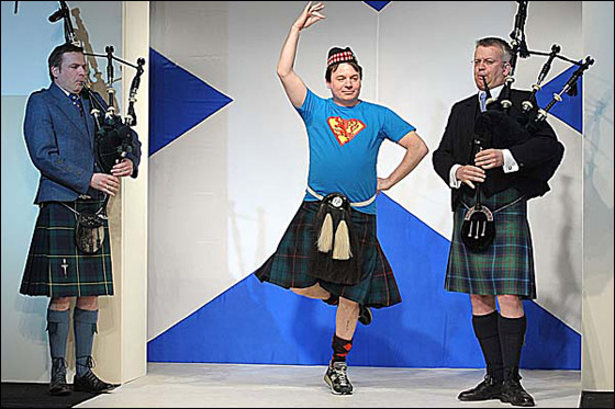 بالفيديو.. المشاهير يكشفون مؤخرتهم خلال عرض ازياء!! 