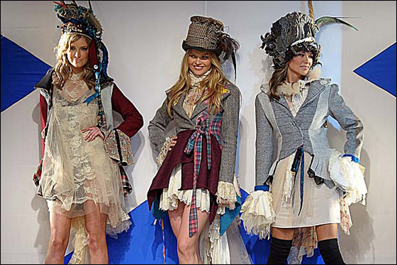 بالفيديو.. المشاهير يكشفون مؤخرتهم خلال عرض ازياء!! 