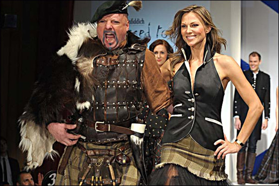 بالفيديو.. المشاهير يكشفون مؤخرتهم خلال عرض ازياء!! 