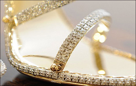 أغلى حذاء في العالم مرصع بالذهب والماس!! 