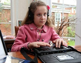 طفلة كفيفة تصبح أصغر مترجمة فورية في البرلماني الاوروبي!