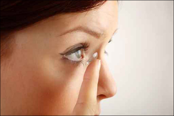 احذروا العدسات اللاصقة للحد من امراض العيون! احذروا العدسات اللاصقة للحد من امراض العيون!