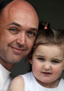 معجزات الطب: جراحة نادرة تنقذ طفلة من 3 ثقوب في القلب!!