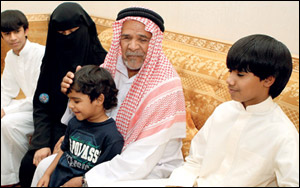 بعد 15 عاما من العمى.. كفيف تسعيني يستعيد بصره!!