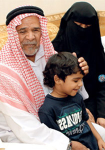 بعد 15 عاما من العمى.. كفيف تسعيني يستعيد بصره!!