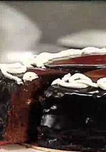 من مطبخ منال العالم.. إليكم كعكة الشوكولاتة الشهية