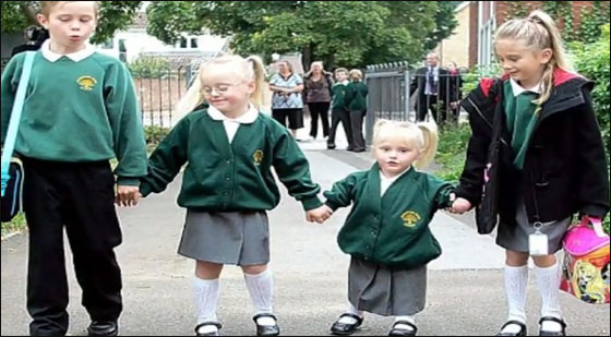 طفلة مبتورة الاطراف تساعد نظيرتها بالتاقلم مع وضعها الحالي